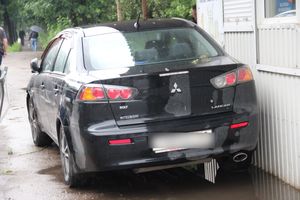 В Великих Луках автомобиль протаранил ограждение и «припарковался» на остановке (ФОТО)