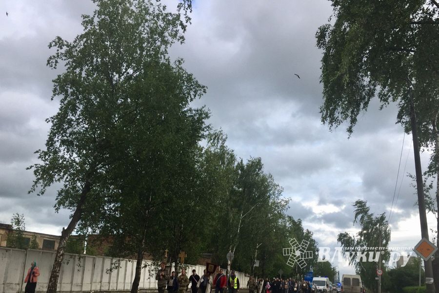 По Октябрьскому проспекту Великих Лук следует крестный ход (ФОТО)