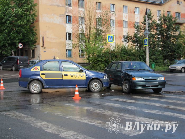 В Великих Луках, на проспекте Октябрьском, произошло ДТП (ФОТО)