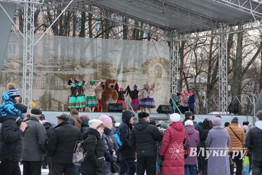 Масленичные гуляния прошли в Великих Луках (ФОТО)
