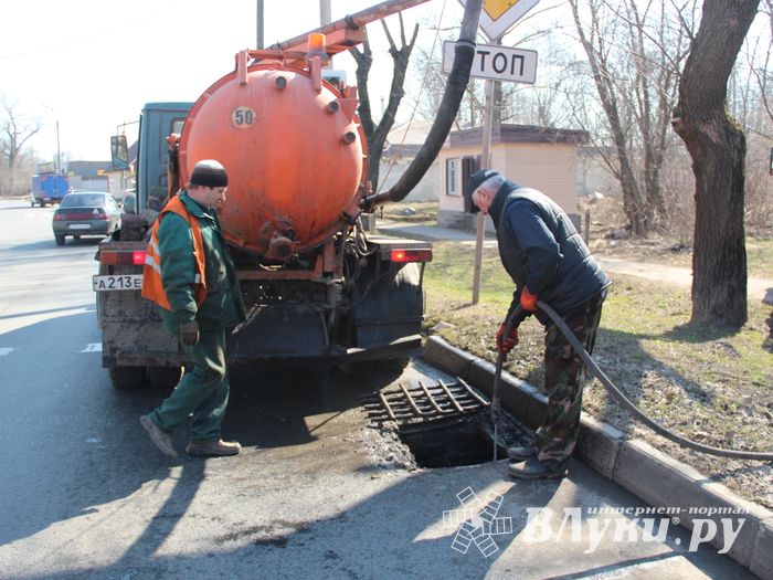 В Великих Луках прочищают «ливнёвку» (ФОТО)