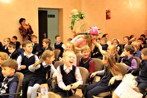 Зачем самых младших учеников 13-й школы испачкали мелом (ФОТО)