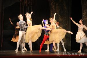 Московский театр «Корона Русского Балета» представил великолучанам балет «Лебединое озеро»