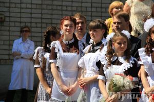 В Великих Луках прозвенели «Последние звонки»