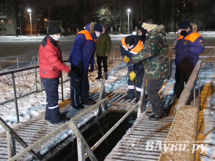 В Великих Луках проходят крещенские купания (ФОТО)