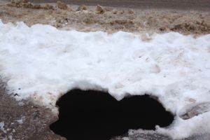 Фотофакт: провал асфальта на Гоголя в Великих Луках