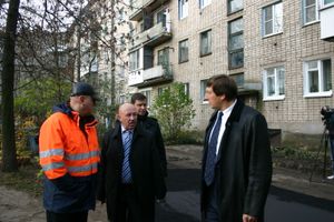 Глава администрации проследил за ходом ремонта дворовых территорий