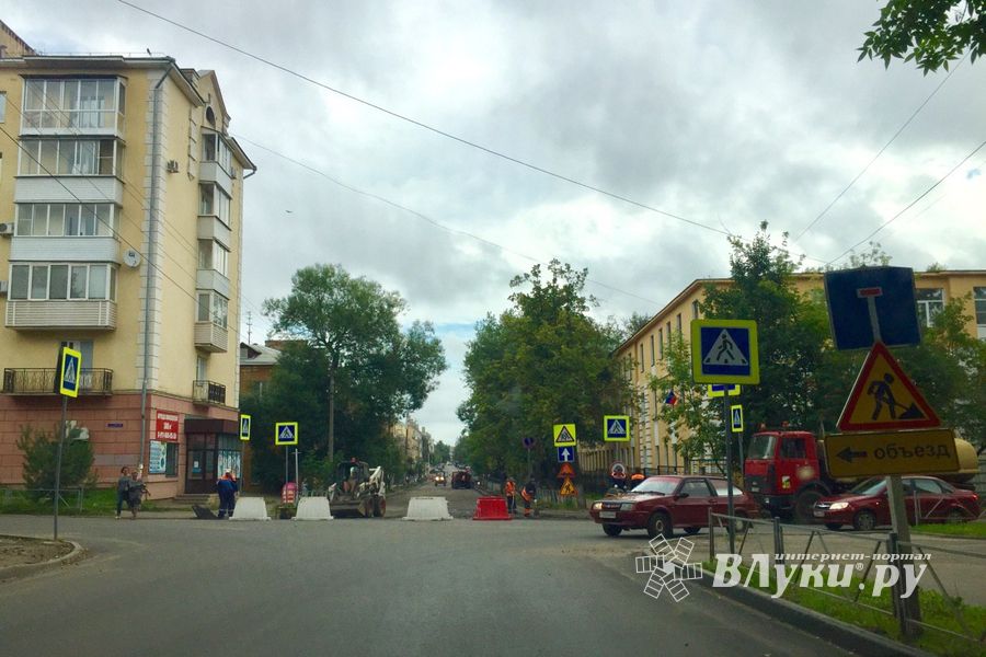 ФОТОФАКТ: В районе Энгельса-Зверева перекрыта дорога