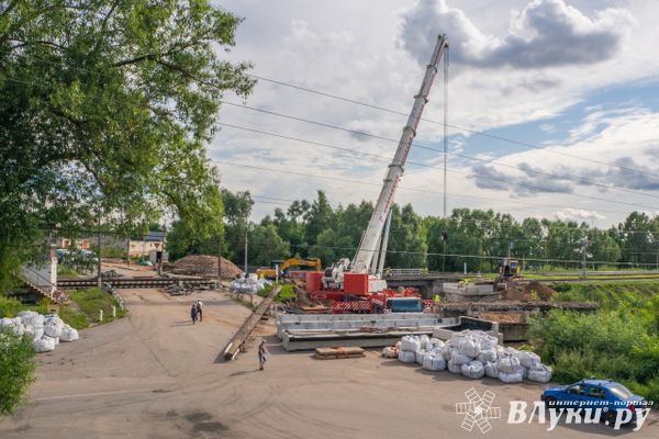 Великолучан информируют о продлении закрытия ж/д переезда