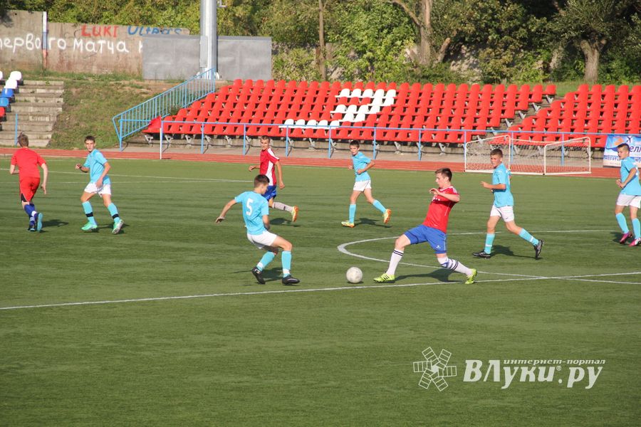 В минувшие выходные великолучане сыграли в футбол (фото)