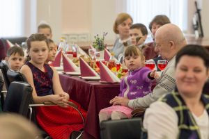 Андрей Турчак поблагодарил приемных родителей за любовь и тепло, которые они дарят детям (ФОТО)