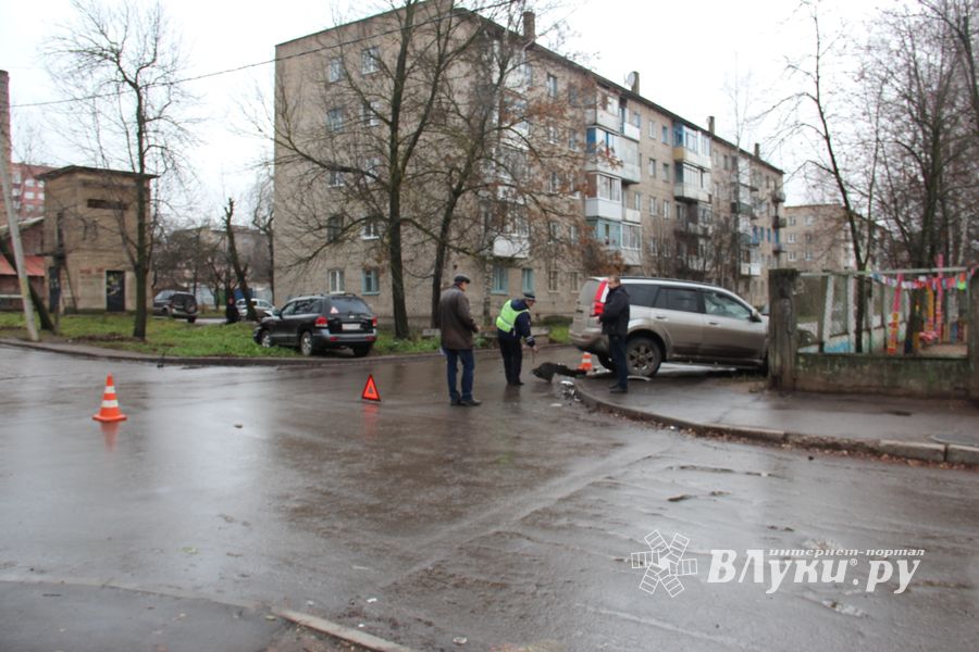 В Великих Луках столкнулись два внедорожника