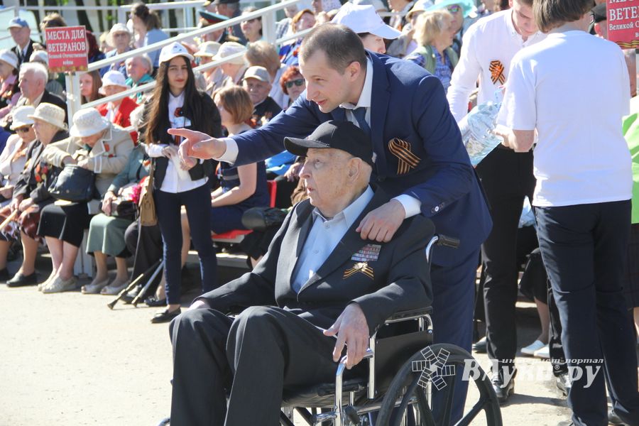 Парад в честь Дня Победы прошел в Великих Луках (ФОТО)
