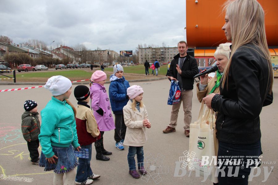 В Великих Луках прошла автомобильная ярмарка