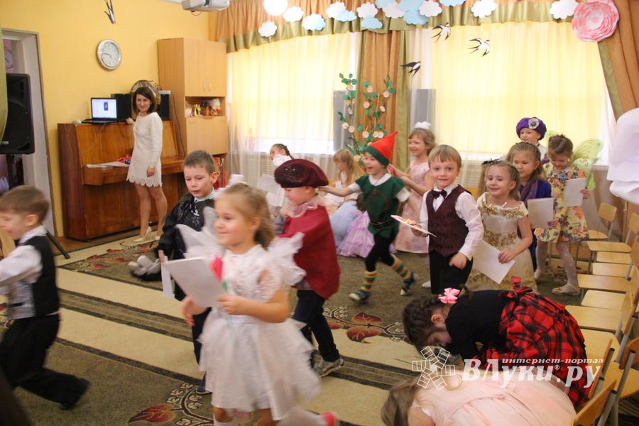 Юные великолучане поздравили мам и бабушек с помощью Золушки (ФОТО)