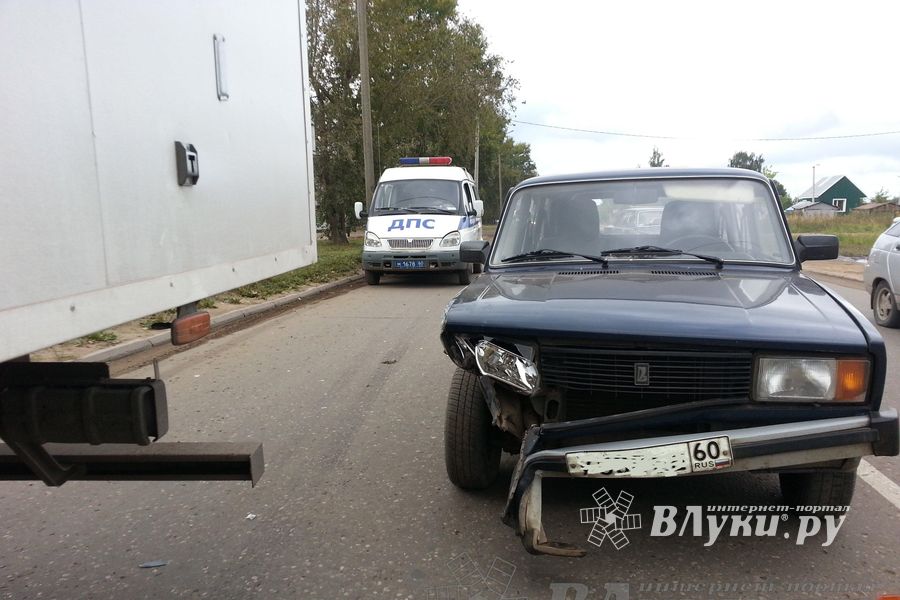 ДТП на Дружбе: фура и «четверка» (ФОТО)