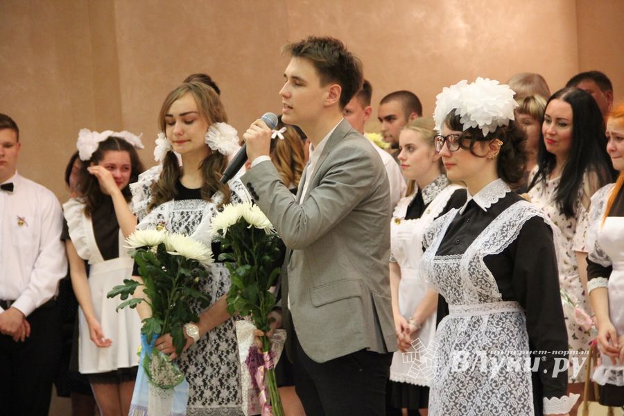 В Великих Луках прошли «Последние звонки» (ФОТО)