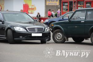 ДТП на проспекте Гагарина: не разошлись «Мерседес» и «Нива» (ФОТО)