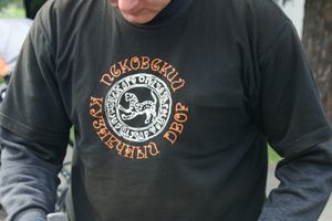 Псковский кузнечный двор на празднике Дня флага РФ в Великих Луках