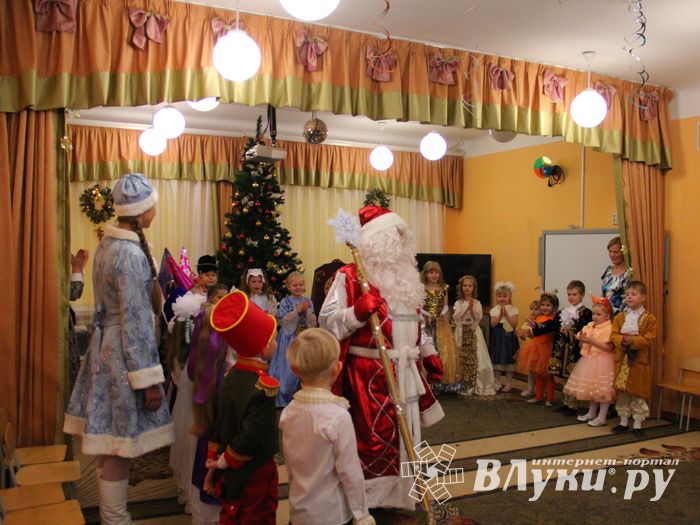 В Великие Луки пришла пора новогодних утренников (ФОТО)