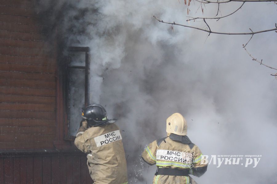 В Великих Луках на проспекте Гагарина горел барак (ФОТО)