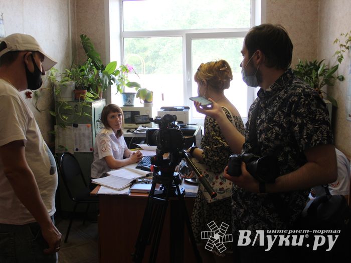 Сотрудников великолукского отдела ГИБДД поздравили с праздником (ФОТО)