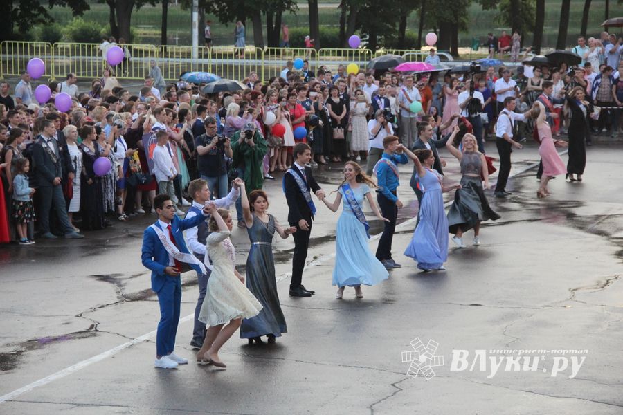 Великолукской «Бригантине» пришлось поплавать под дождём (ФОТО)