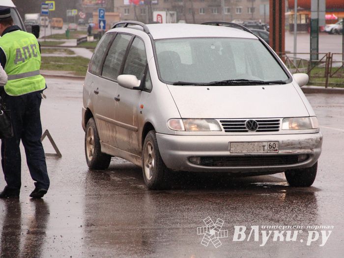 Ну не умеют в Великих Луках ездить по кольцу