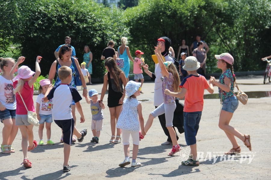 В городском парке Великих Лук прошёл День мороженого
