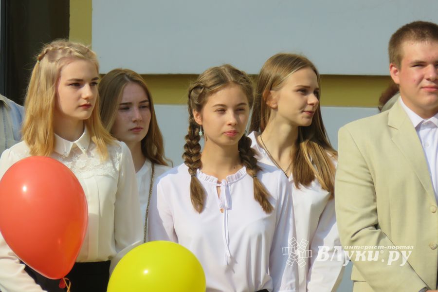 1 сентября в школах Великих Лук прошли Торжественные линейки (ФОТО)