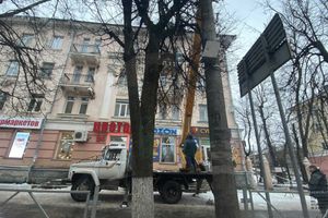 Великие Луки очищают от снега и сосулек (ФОТО)