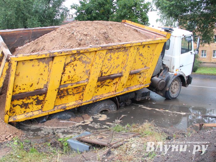 На проспекте Гагарина в Великих Луках провалился грузовик (ФОТО)