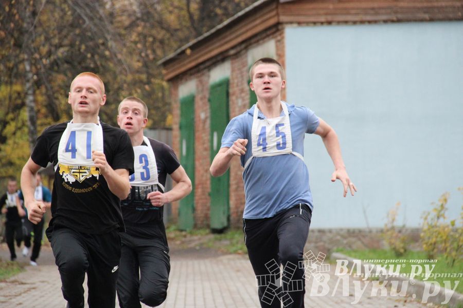 Легкоатлетический осенний кросс прошел в Великих Луках (фото)