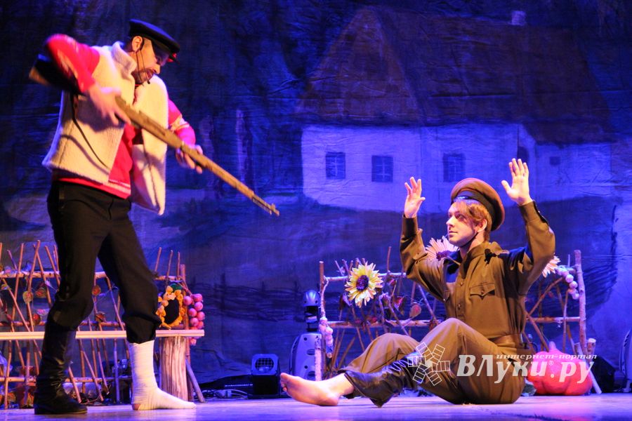 Кони стоят пьяные, хлопцы запряженные — в ГДК Ленина сыграли «Свадьбу в Малиновке» (ФОТО)