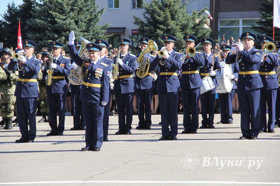 Парад в честь Дня Победы прошел в Великих Луках (ФОТО)