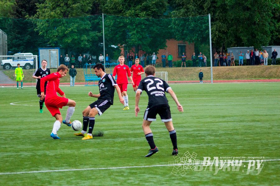 Матчи по футболу в рамках Первенства России проходят в Великих Луках (фото)