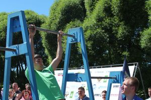 В Великих Луках состояли соревнования по подтягиванию на турнике (фото)