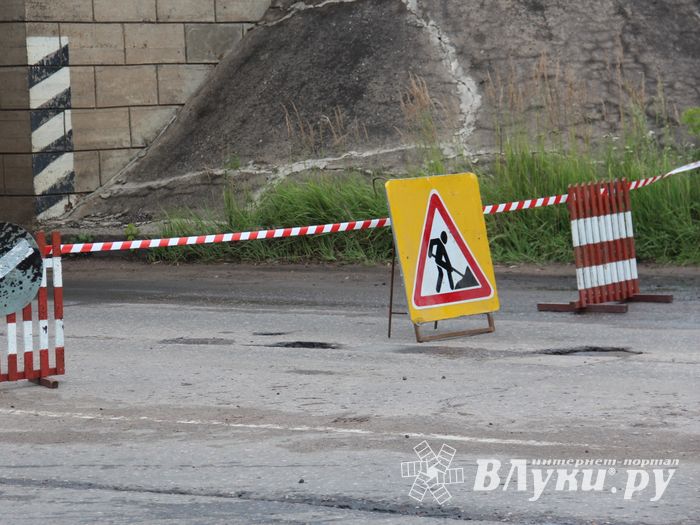 В Великих Луках движение по одной из полос под ж/д путепроводом Лазавица закрыто (ФОТО)