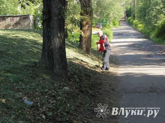 В Великих Луках убрали территорию у памятного знака рабочим ЛРЗ (ФОТО)
