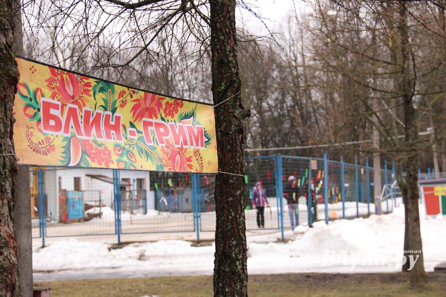 В Великих Луках в Парке культуры и отдыха полным ходом идёт подготовка празднования Масленицы (фото)