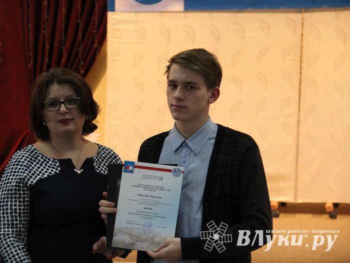 В Великих Луках наградили самых умных школьников