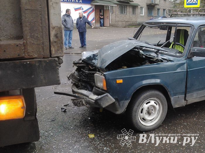 ДТП в Великих Луках: ВАЗ-2104 пытался протаранить грузовик (ФОТО)