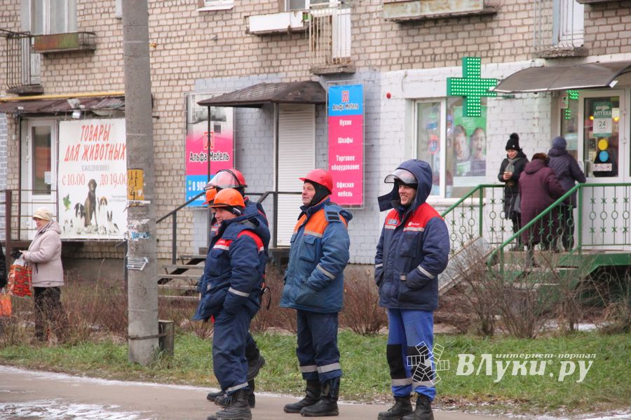 Негабаритный автопоезд вновь следует по улицам Великих Лук