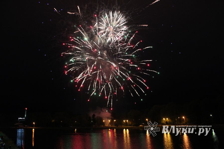 В Великих Луках прогремел праздничный салют в честь Дня Победы (ФОТО)