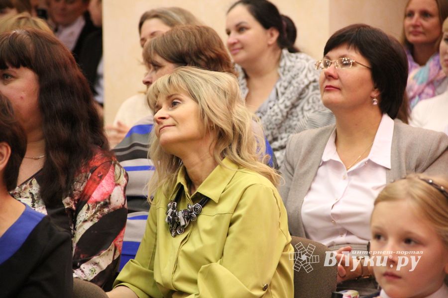 В Великих Луках ученики школы №13 поздравили своих педагогов (ФОТО)