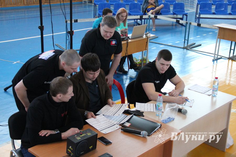 В Великих Луках проходит открытый кубок по смешанному боевому единоборству ММА (ФОТО) (12+)