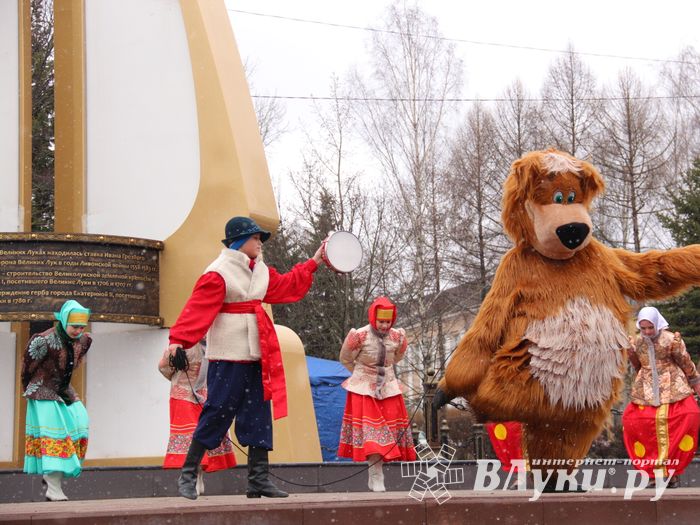 В Великих Луках сожгли Масленицу (фото)