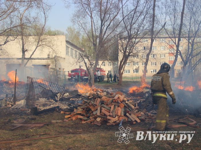 На пожаре в пр. Нелидовском ликвидировали открытое горение (ФОТО)