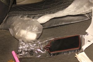 В ночных клубах Великих Лук в ходе полицейских проверок у молодых людей изъяты наркотики и оружие (фото)