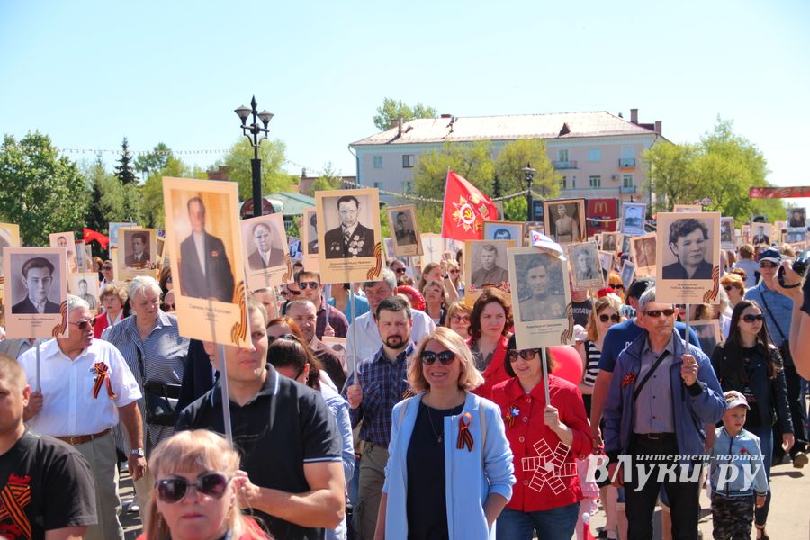 По центральному проспекту Великих Лук прошёл  «Бессмертный полк» (0+) (ФОТО)